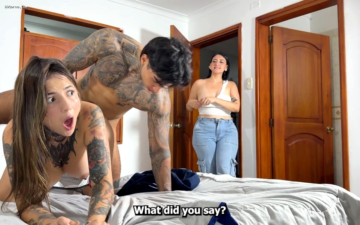 Bitter Stepmother Catches Her Stepdaughter and Joins in an Intense Threesome